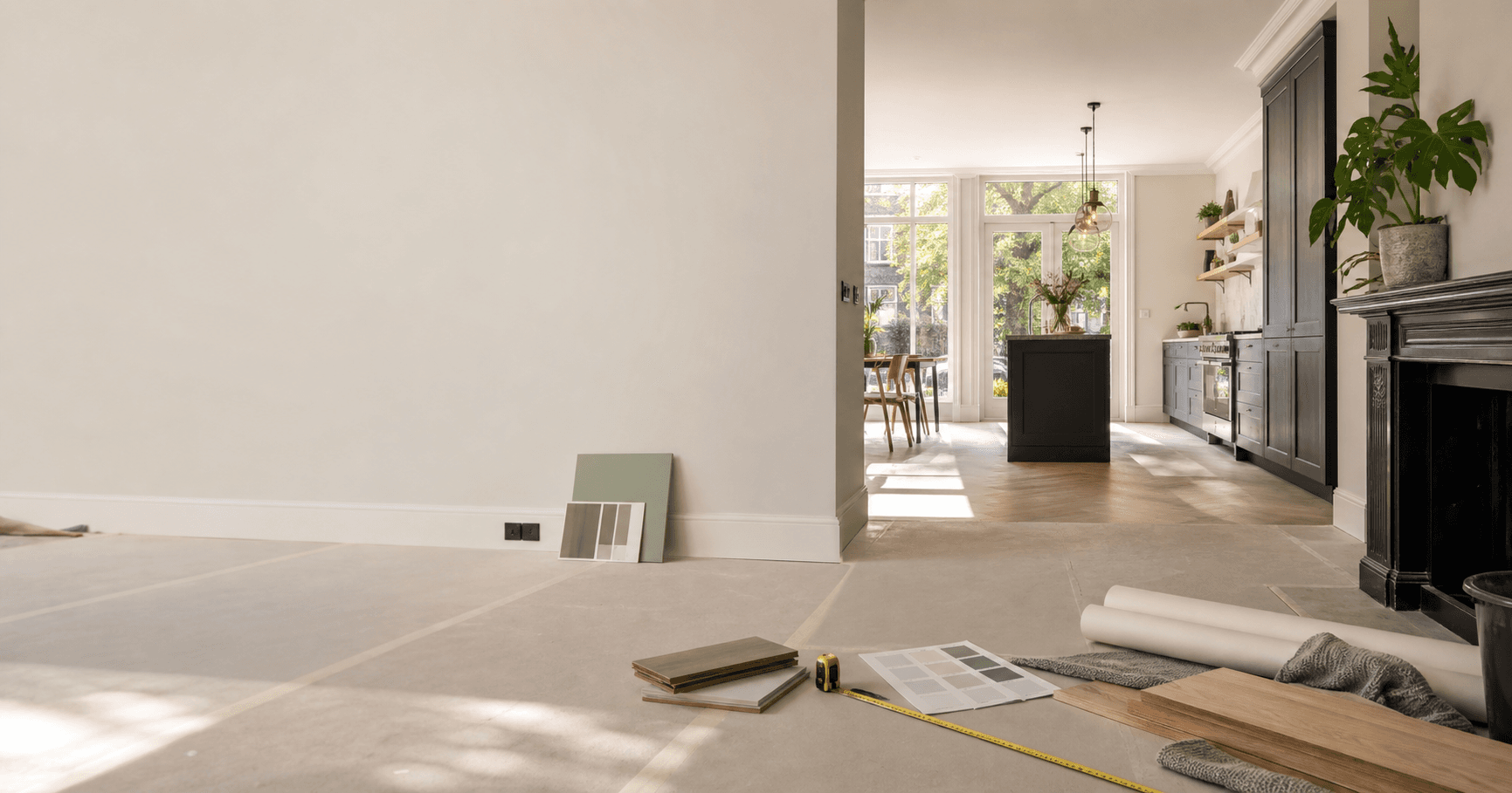 Woning in verbouwing met materialen en meetgereedschap